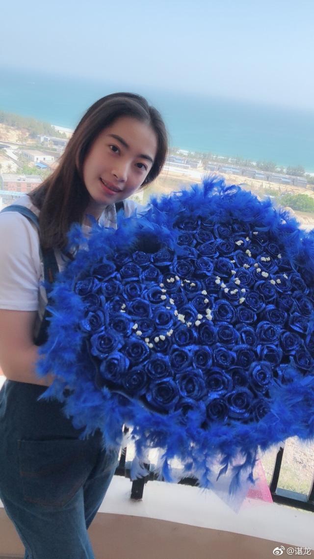 会羽毛球男子单打金牌得主谌龙通过个人社交平台晒出妻子王适娴的美照