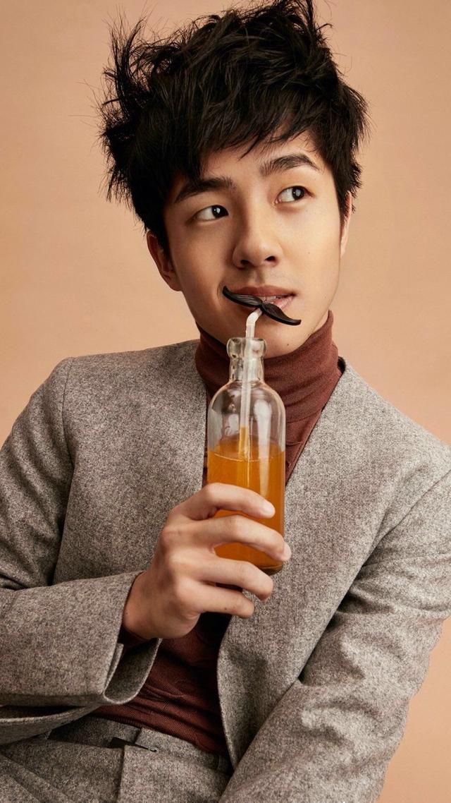 刘昊然水手服大片挺拔俊朗文质彬彬 眼神中透露忧郁和坚毅