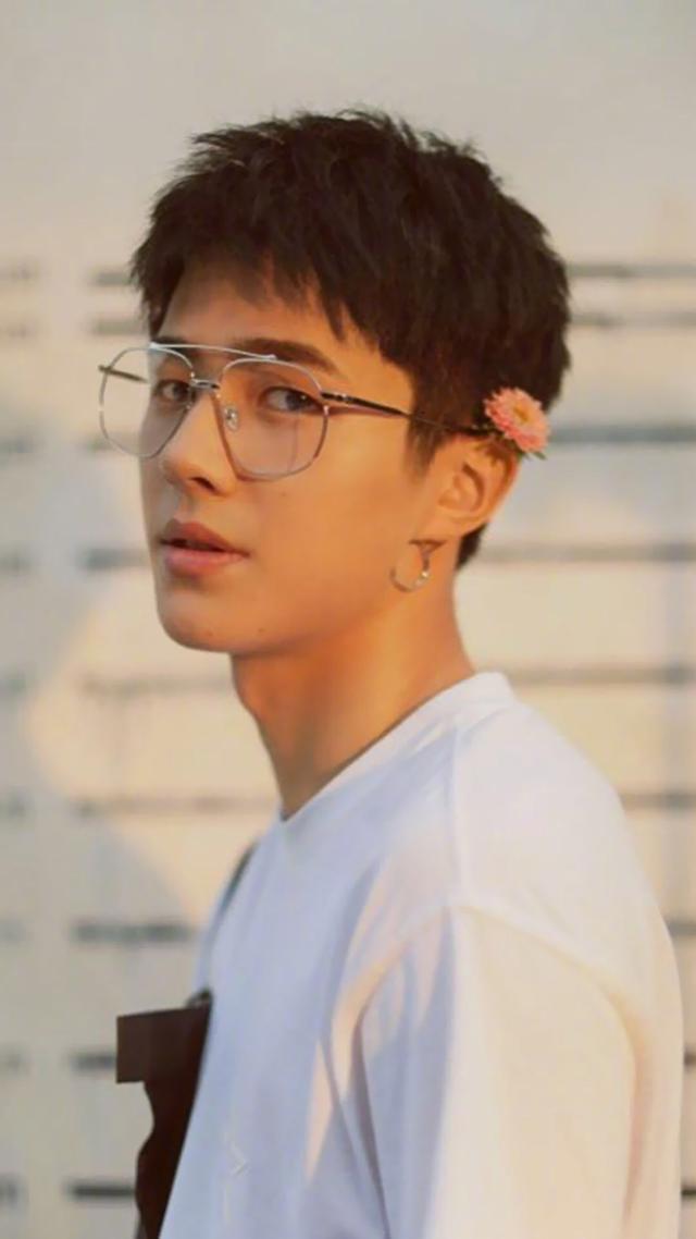 刘昊然水手服大片挺拔俊朗文质彬彬 眼神中透露忧郁和坚毅