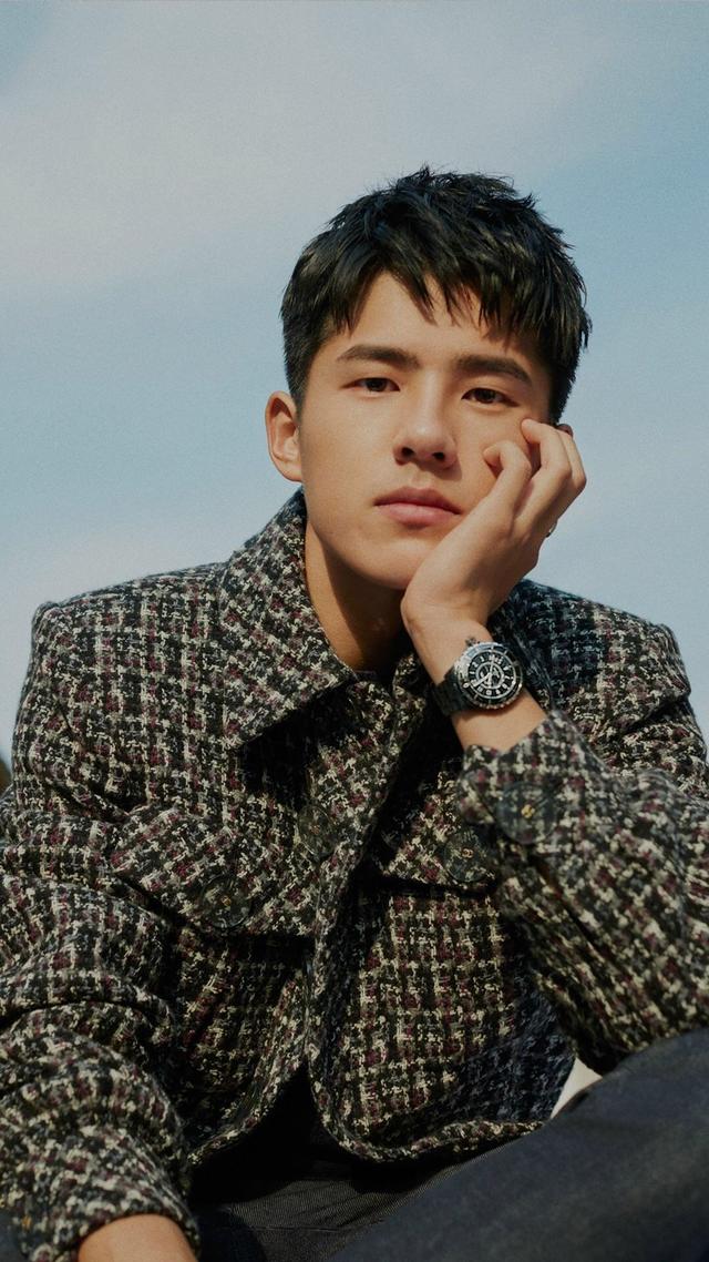 刘昊然水手服大片挺拔俊朗文质彬彬 眼神中透露忧郁和坚毅