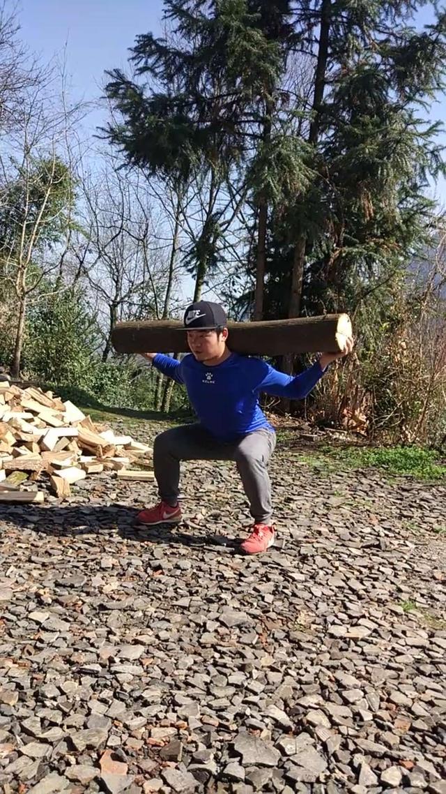 这是我本人,过年回农村没有健身房,没有器材,我用砖头,木头当哑铃杠铃