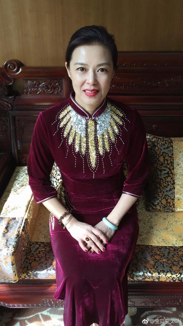 张常宁和妈妈合影,好似一对姐妹花!江苏女排有了新队长