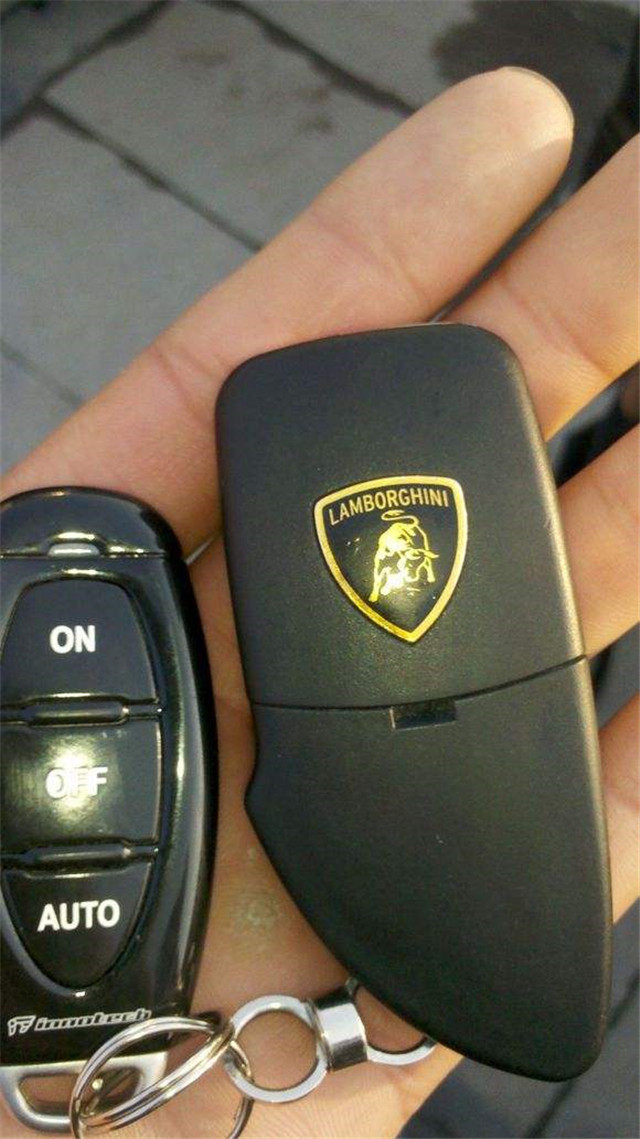 开600万的超跑,却不知道水放哪里,一看内饰,网友大呼:杯架呢