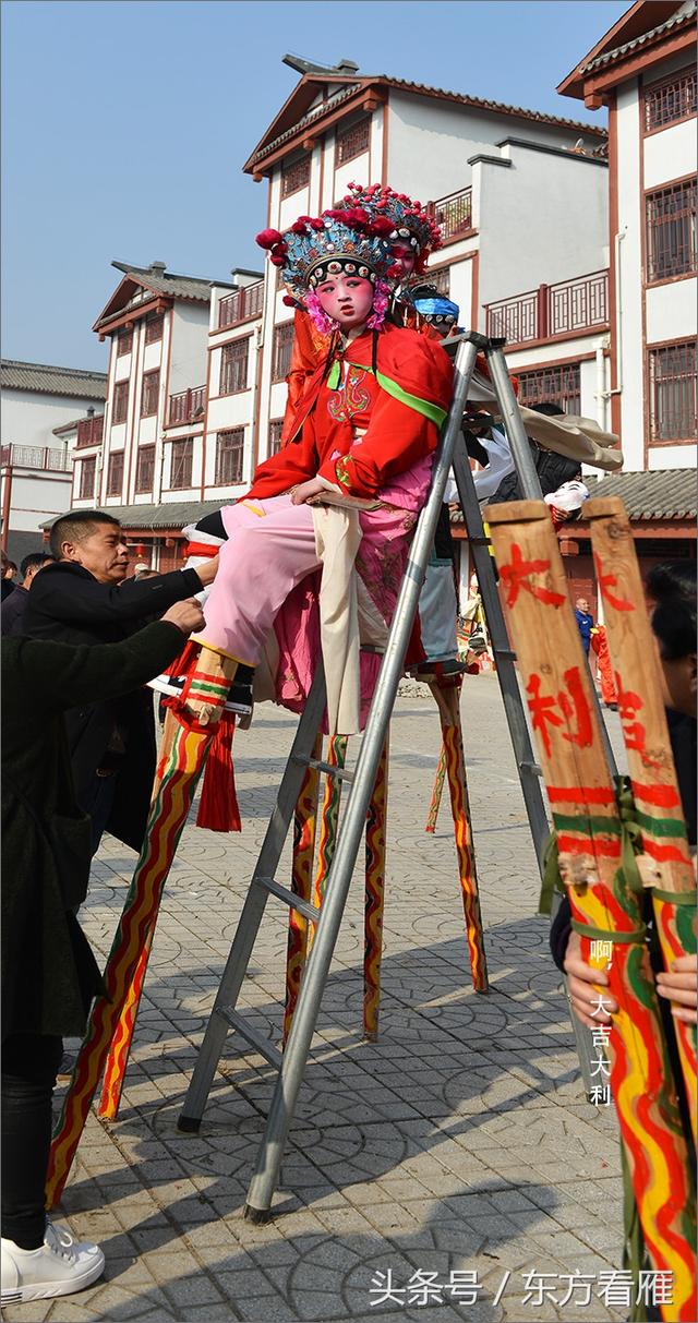 踩高跷的美女最吸睛,1.5米高.观众说这高跟鞋也忒高了