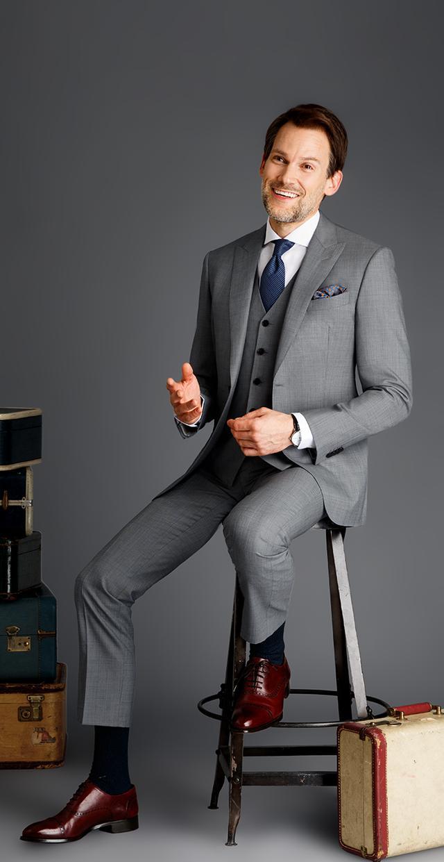 高级灰色西服定制中的战斗机