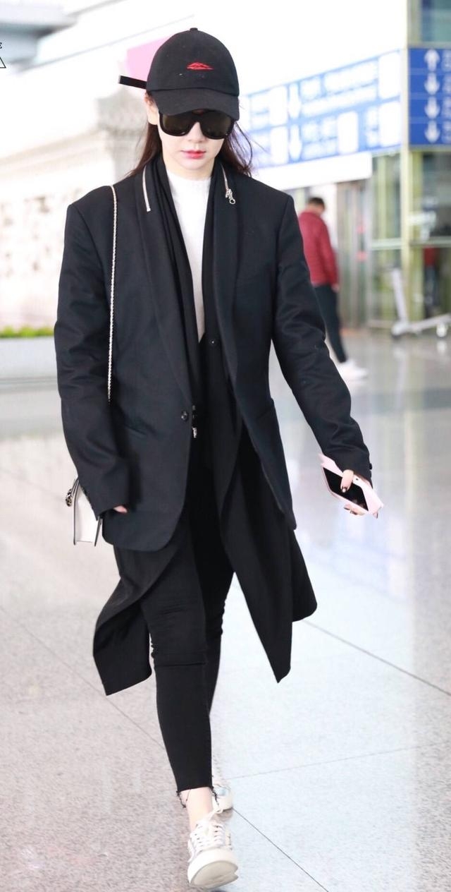 戚薇西装外套现身机场鸭舌帽墨镜又酷又美丽