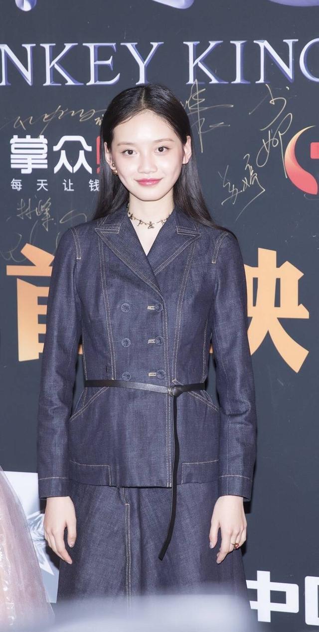 孙伊涵身穿牛仔外套半身裙亮相西游记女儿国全球首映礼