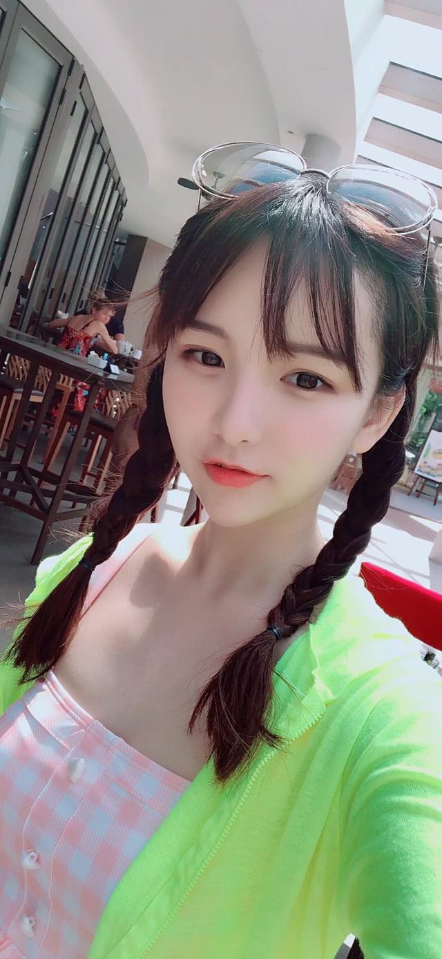 uzi前绯闻女友赵小臭晒泳装美照,网友:8个a,你作弊!