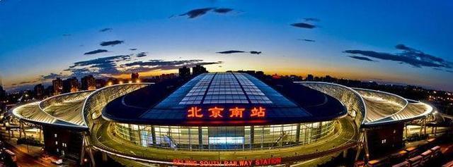 北京东站大概是全世界最有性格的火车站了,我的候车大厅是整个北京市