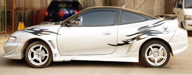 了辆吉利美人豹,但是小伙觉得这车还不够酷,就花2千对这车进行了改装