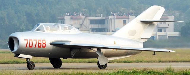 歼教五教练机雅克17教练机的列装,结束了我国没有喷气式教练机的历史.