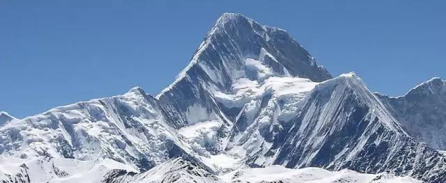 在这里,林海和草地构造出层次分明的垂直带谱,流动的冰川切割出角峰