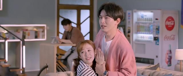 这部剧在优酷播放时弹幕有很多,比如说学妹向胡理山告白,那学妹的刘海