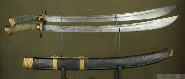 双刀一鞘,每把刀的柄和镡都是半个,合在一起恰好成一柄一镡,插入刀鞘