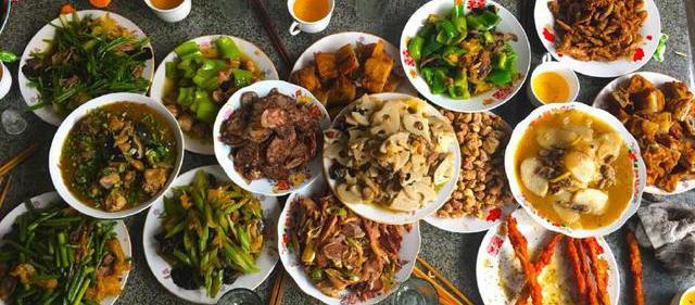 去姥姥家拜年,表哥做了一桌子家常菜,却比山珍海味还好吃