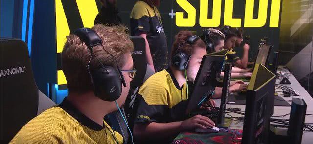 FPS游戏职业选手的奇葩姿势:键盘竖放、手扣