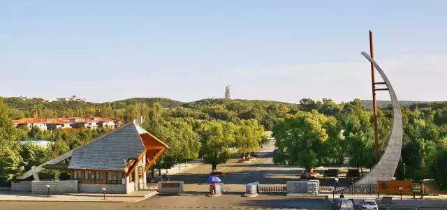 公共汽车可乘 120路,160路,102路 到净月潭正门换乘专线车即可到达