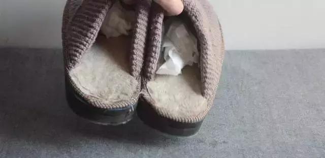 冬天棉拖鞋没穿几天臭烘烘?奶奶教我这样做,不用洗也能轻松除臭