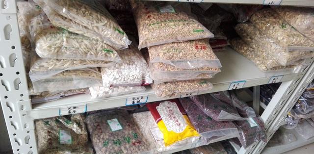 干活期间,顺便看看社区医院中药库房都有啥