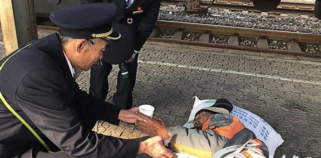 六旬打工老人突发心脏病倒下 关键时刻他伸出救援之手