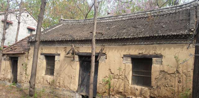 今日周末,翻看手机照片再次看到老房子,不禁勾起了儿时的回忆.