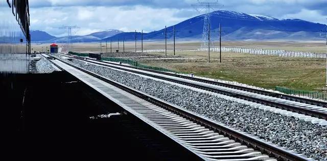 三段,第一段为成都到康定的成康铁路(其中又分为成雅铁路和雅康铁路)