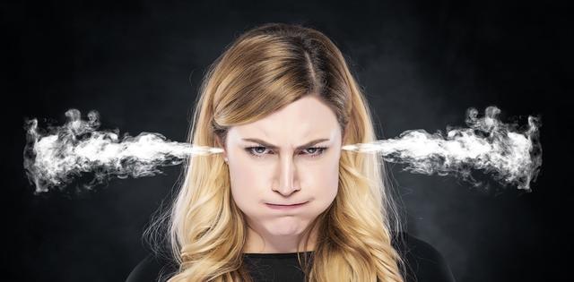 有种女人很奇怪她会把对前任的不满全都发泄到你身上