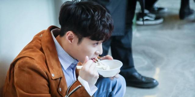 张艺兴在剧组叫卖汤圆,两个叫一箭双雕,三个