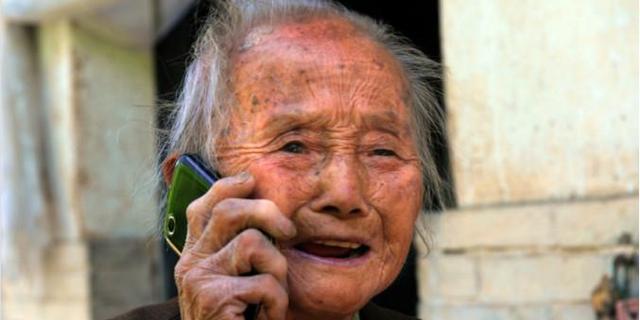 儿女都在外地 90岁老人给儿子打电话满眼泪花