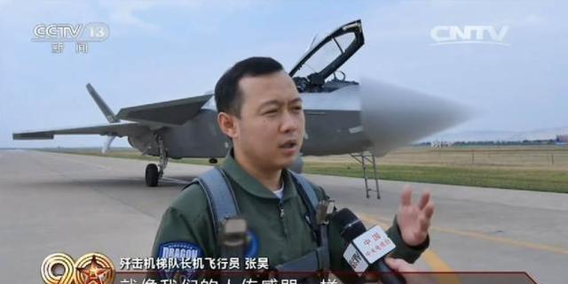 我军培养2000名歼20飞行员要花多少钱?每人拿一吨黄金也买不回来