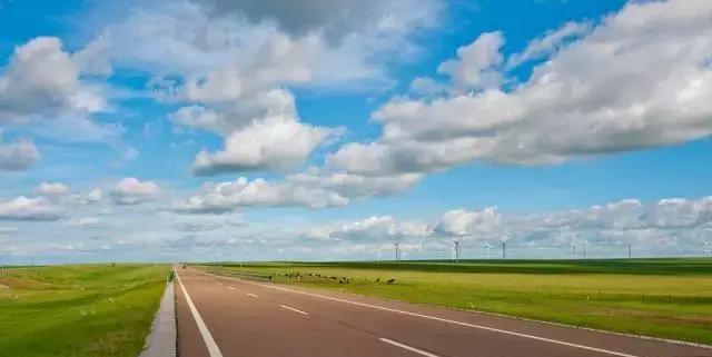 它位于阿坝境内,公路两边是一望无垠的绿色草原