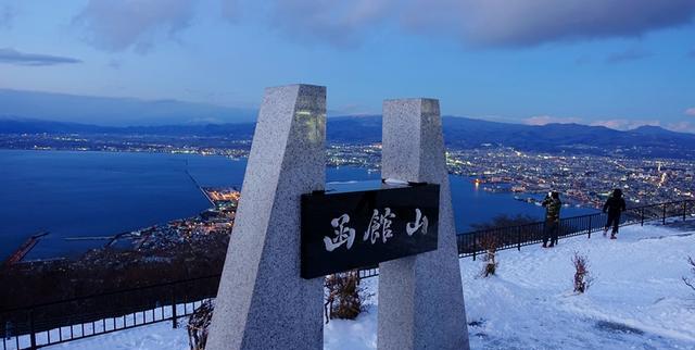 从函馆山可一眼望到整个函馆市的夜景,由于两侧都是海洋,函馆夜景呈现