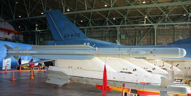 aam-5对空导弹(04式空对空导弹) 基本资料 成员:1名(f-2a);两名(f-2b)
