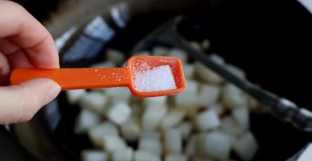 06,加入少半勺盐