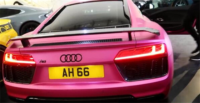 街头偶遇一辆200万粉色奥迪r8看到车主时竟比跑车还养眼