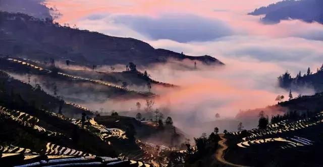 那个叫金平的小城璀璨耀眼发出美丽的光芒令人痴迷