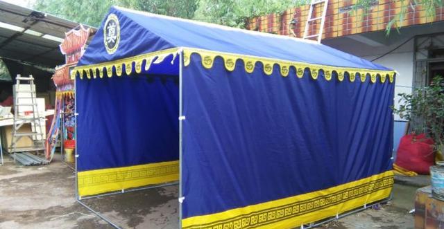 公公逝世第二天,在老家的宅院里搭起了灵棚,举办葬礼,当地的亲朋好友