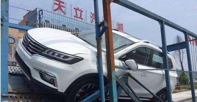 事故造车车辆受损的车辆,近日,笔者就在当地的汽贸城发现了上汽荣威的