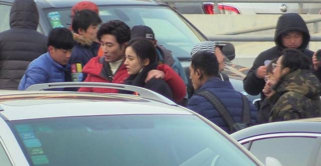 窦骁和古力娜扎在上海拍新剧, 八字眉很惹眼