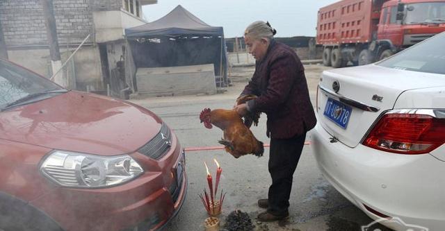 剛提新車,燒香殺雞,媳婦說回去要