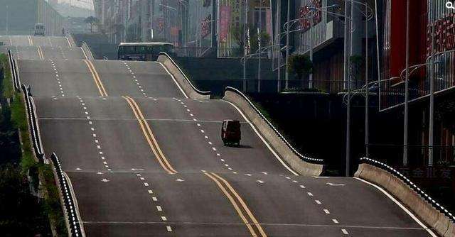 好神奇重庆波浪路走红开车就像划船