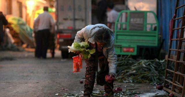 一对老人捡菜叶拾垃圾被儿媳瞧不起,病重时老人拿出巨额财产