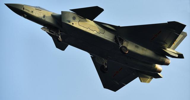 中国歼10大规模装备部队,性能不输欧洲三雄,全面解放歼-20战机