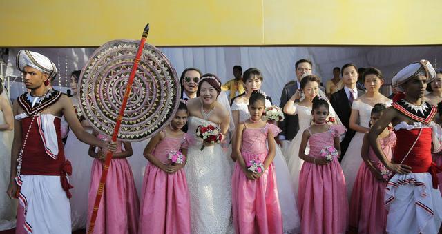 50对中国夫妇在斯里兰卡举行婚礼 快来送上祝福吧