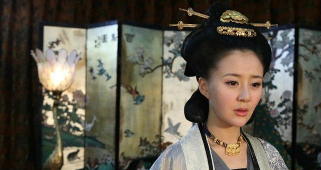 李建成兄弟三人都走后宫路线,花钱送礼结交李渊嫔妃给自己说话,但是