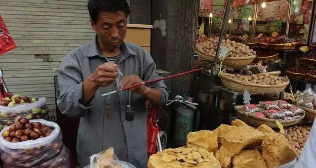 龙须酥校门口的摆摊卖小零食的生意每天都很火爆,尤其是放学的时候,龙