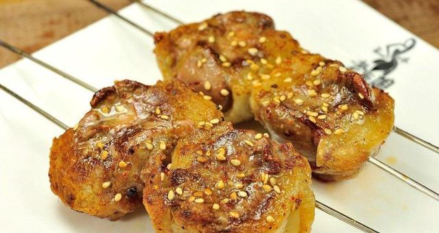 油爆大腰子油爆大腰子有着羊腰肥厚润滑的口感,在外裹着一层薄薄地羊