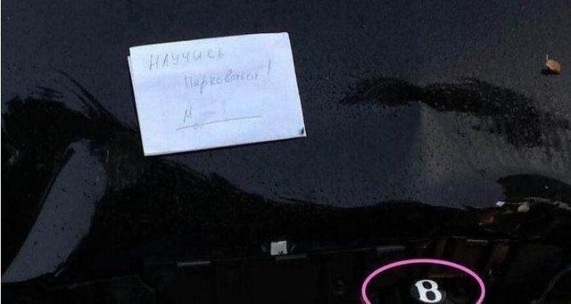 因车位被占,女司机怒砸500万宾利豪车,留纸条