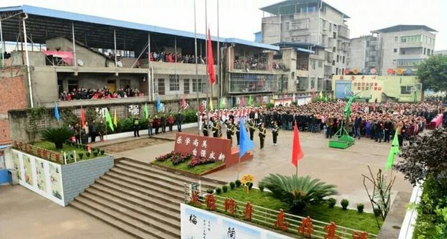 南充市营山县木垭完小师生及学生家长共同见证爱心助学捐赠仪式