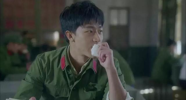 搭档周迅后终于走红,如今黄轩迎来自己的芳华|黄轩|剧照|周杰伦_新浪